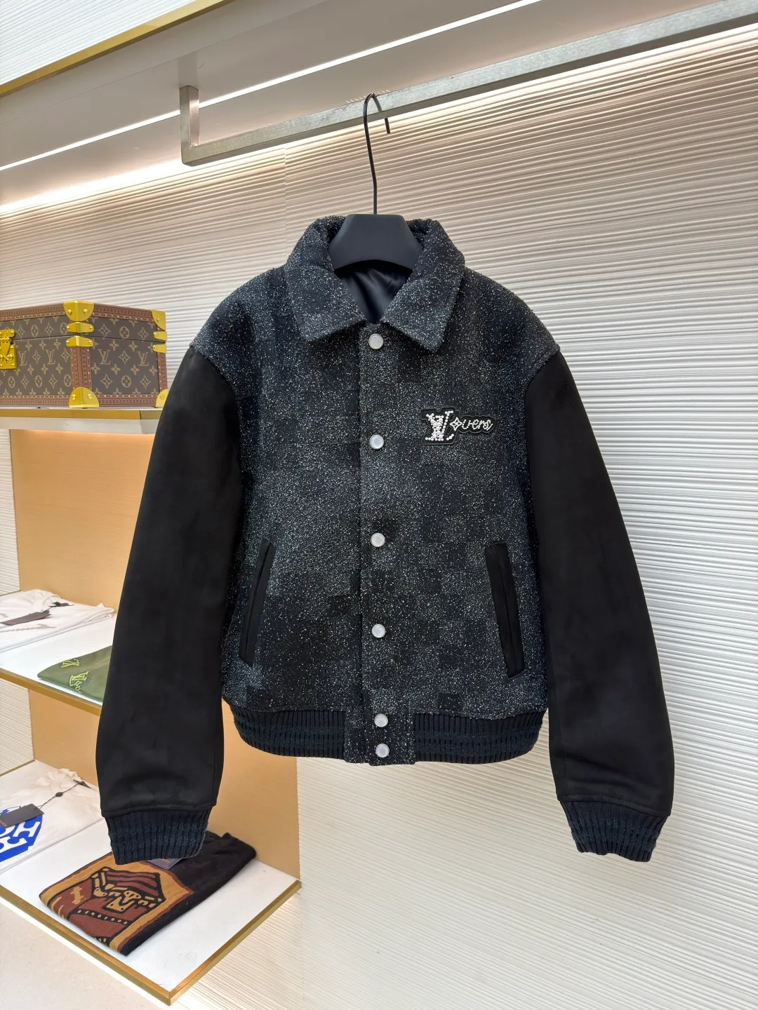 LOUIS VUITTON Genuine leather beaded flocking checkerboard baseball jacket ●Original version: 51000 purchase and development ●Item number: 1681012-i25 ●Fabric: denim flocked bouclé material ●Technology: embroidery ●Version: fitted version ●Weight: about 1795 grams ●Size: 46-48-50-52 ●Description: Made of denim bouclé, the body is embellished with a jacquard logo, while nubuck sheepskin is used on the sleeves and pockets, adding a soft touch. The body is also cleverly integrated with the Damoflage pattern, and the logo patch decorated with rhinestones and resin beads complements the bright pearlescent buttons, showing a dazzling style. The refined craftsmanship and elegant tailoring of this style are evident in the styled collar, striped ribbed hem and cuffs, and fully lined and pearlized snap placket at the front. The overall wiring is straight and delicate, the fabric is comfortable and soft, and the color is consistent without color difference. It can be matched with the same style to create a fashionable look and control various occasions. Customized accessories, complete with three standards, same style for men and women!